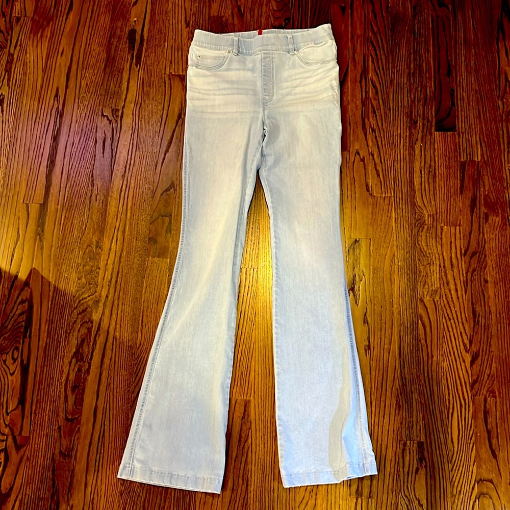 SPANX NEW LONG LIGHT DENIM FLARE IN PERFECT CONDITION!!!! 35” inseam 11” rise.